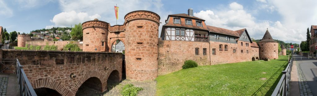 Stadtmauer von Büdingen, lizensiert bei Adobe Stock
