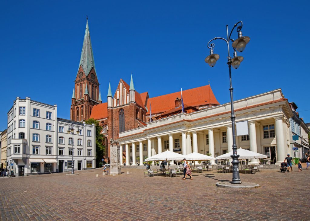 Markt Schwerin, lizensiert bei Adobe Stock